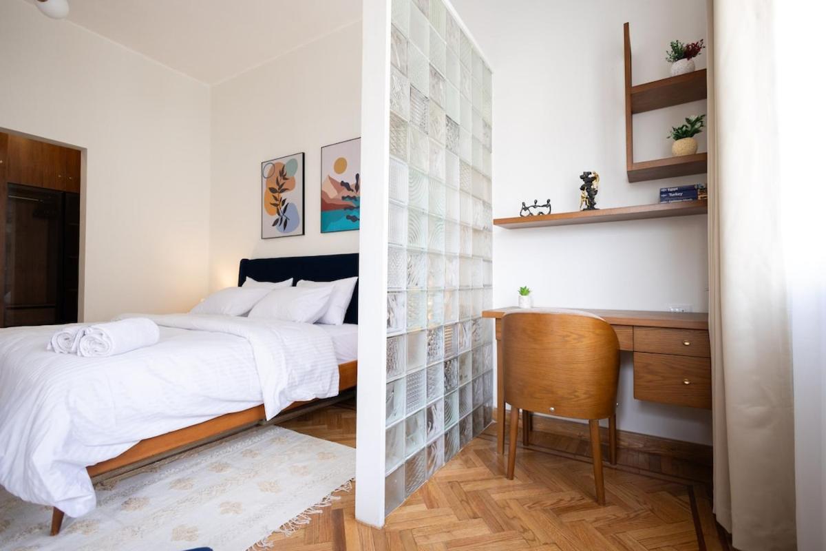 Vintage High Ceiling In The Heart Of Apartamento