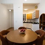 Vintage High Ceiling Apt In The Heart Of Cairo