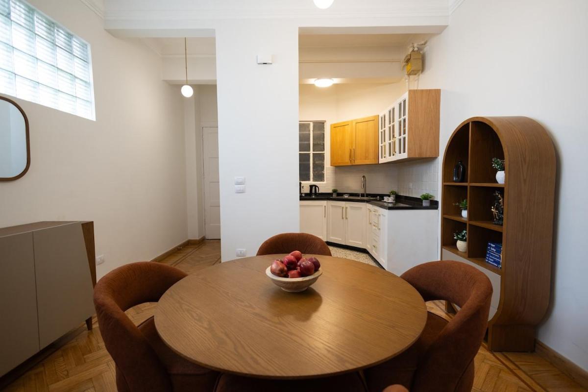 Apartment Vintage High Ceiling In The Heart Of